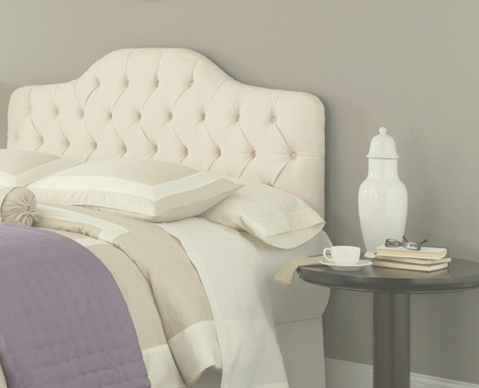 Deep-buttoned headboard with matching bedcovers